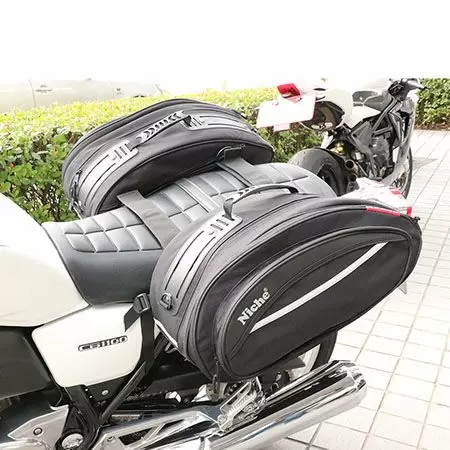 Las alforjas para motocicletas se montan directamente en el asiento trasero utilizando las correas de velcro y las correas laterales.